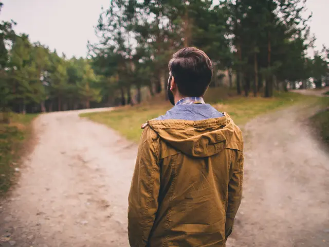 Person står ovenfor et veiskille