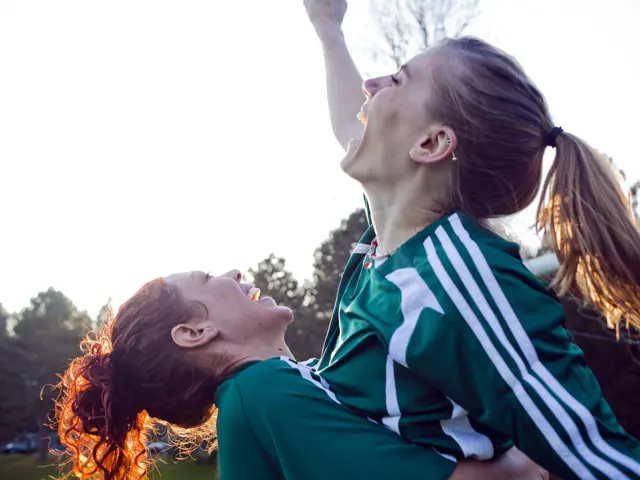 to kvinner som jubler og feirer