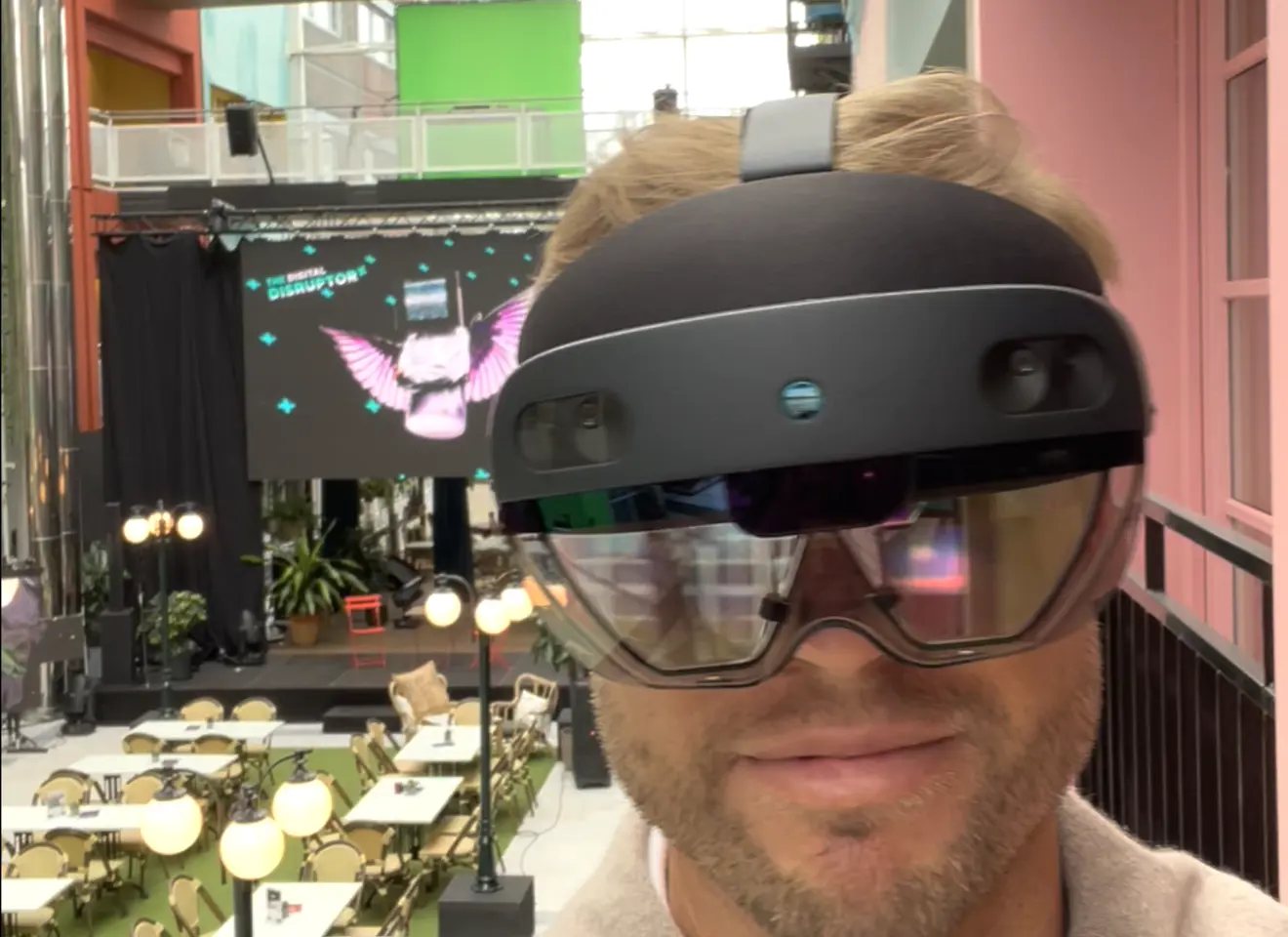 Ukas medlem Chrisopher Hoftuns sitter med VR-briller og ser inn i kamera.