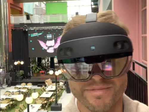 Ukas medlem Chrisopher Hoftuns sitter med VR-briller og ser inn i kamera.
