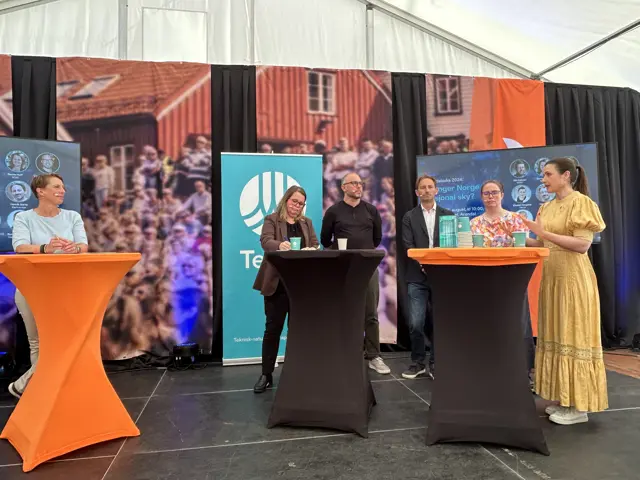 Personer på scenen i Arendal