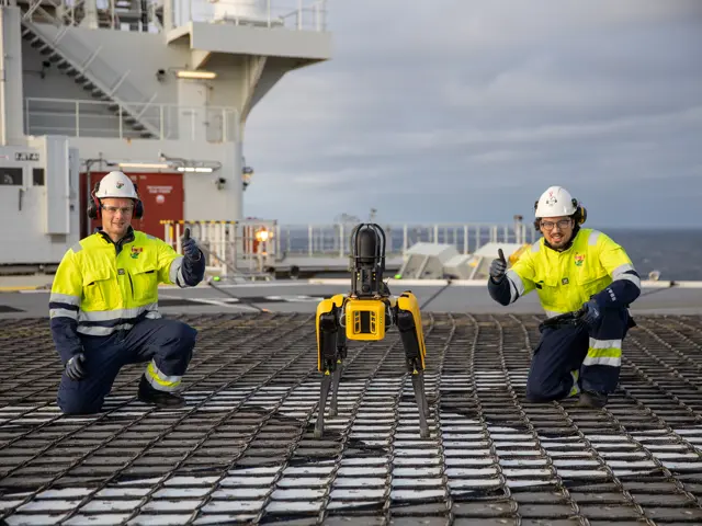 Elias Bjørne sammen med roboten Spot og Kollega