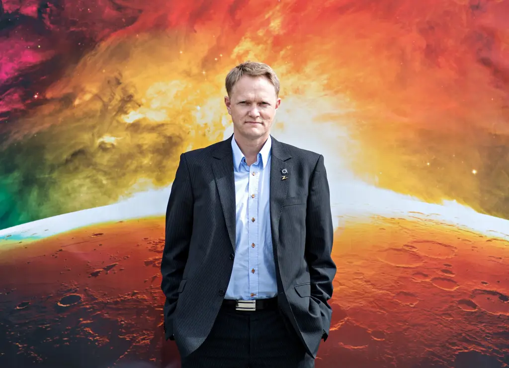 mann med verdenrom i farger bak seg