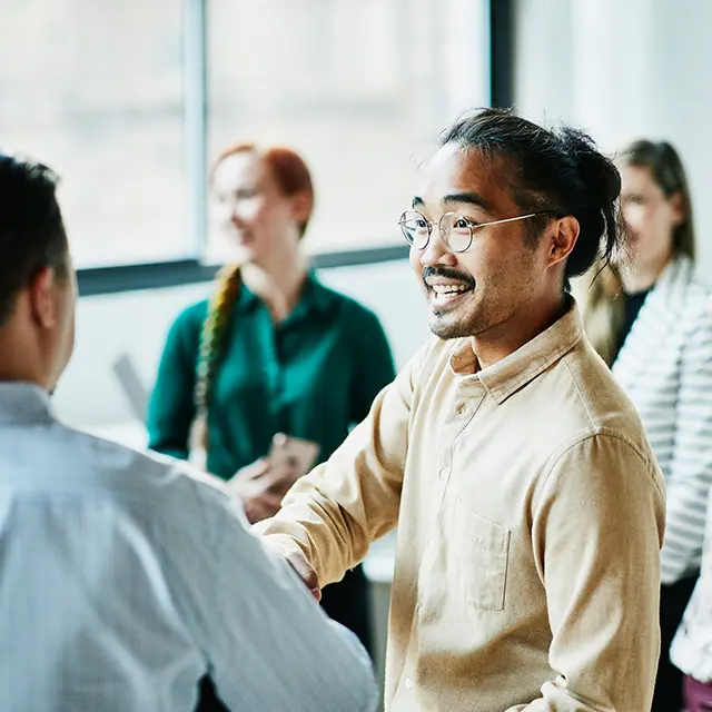 Ung person som hilser 