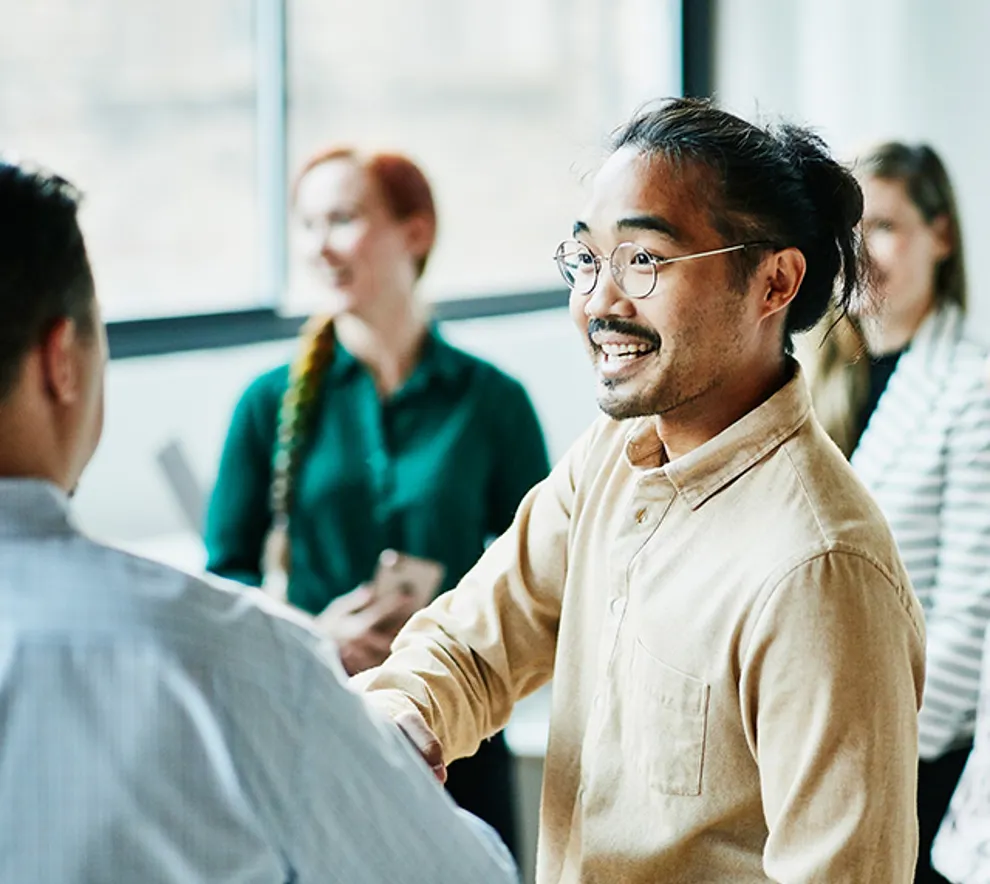 Ung person som hilser