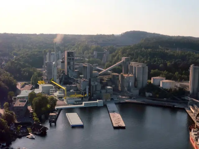 Luftbilde av fabrikken med havet foran