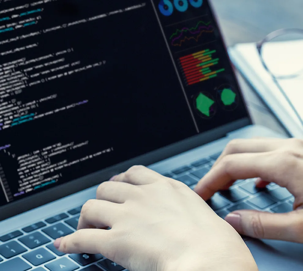 PC skjerm med programmeringskode for Python