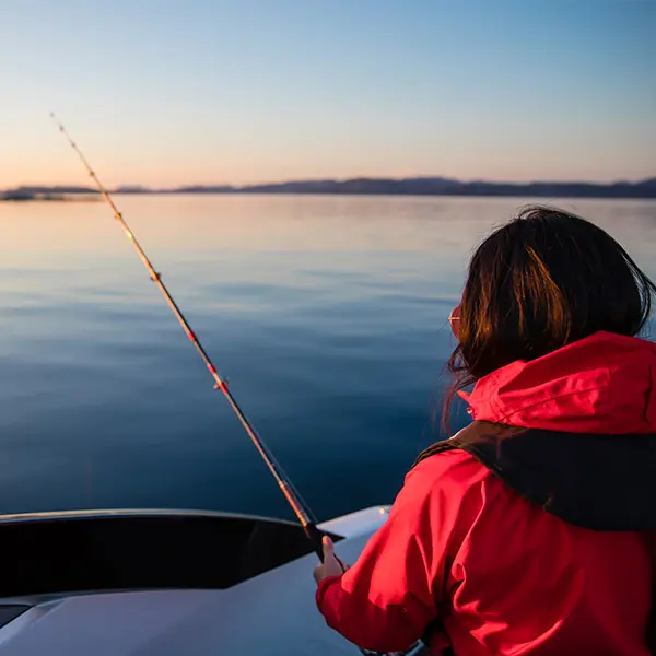 Kvinne som fisker 