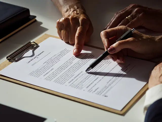 To personer som gjennomgår en kontrakt