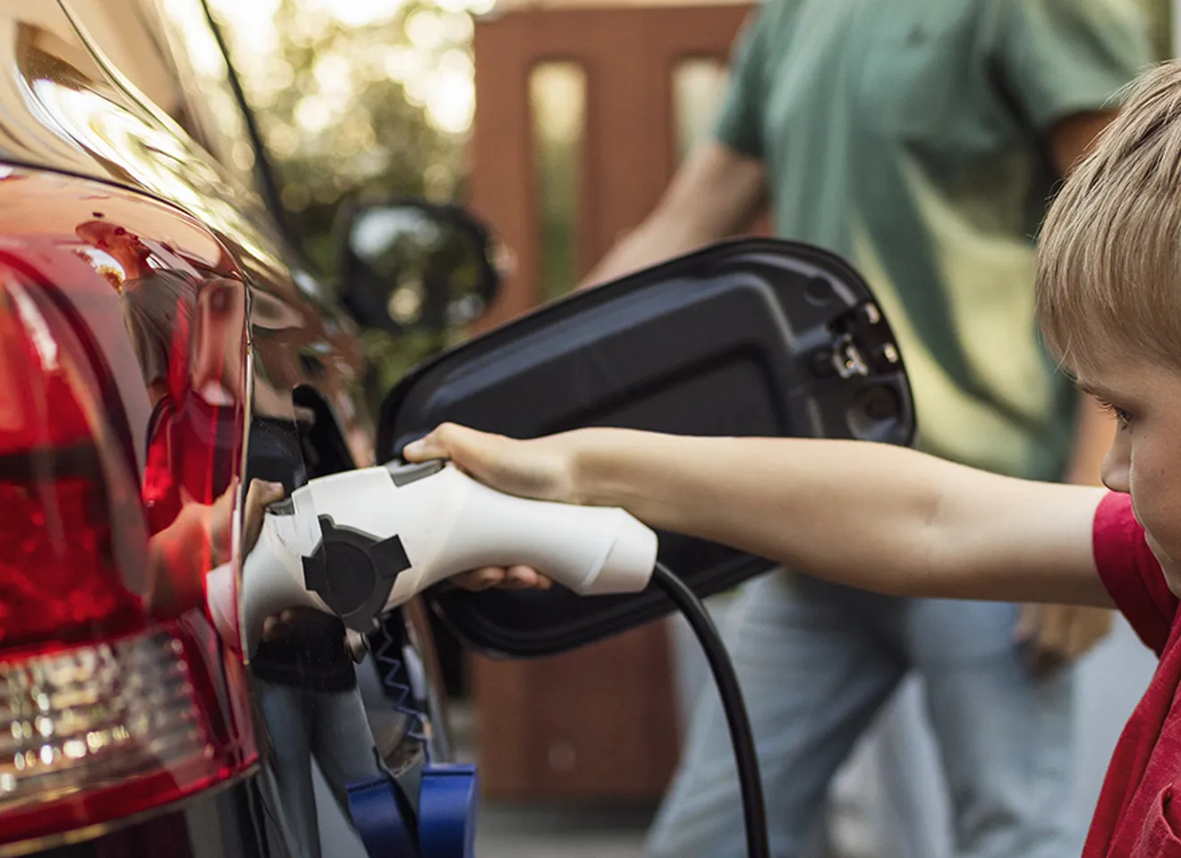 liten gutt lader elbil