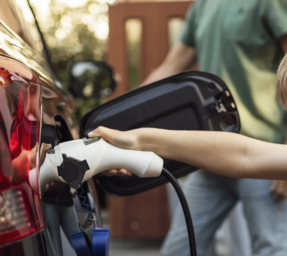 liten gutt lader elbil