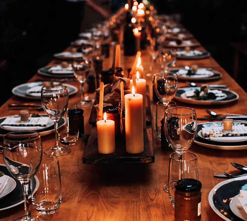 Restaurantbord om kvelden med stearinlys