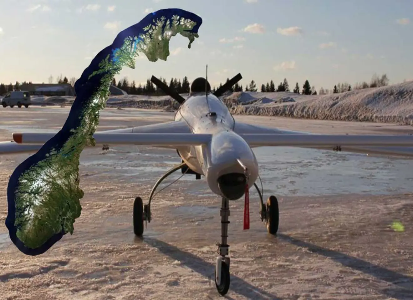 Bilde av en stor drone på en flystripe med Norgeskartet limt inn på bildet