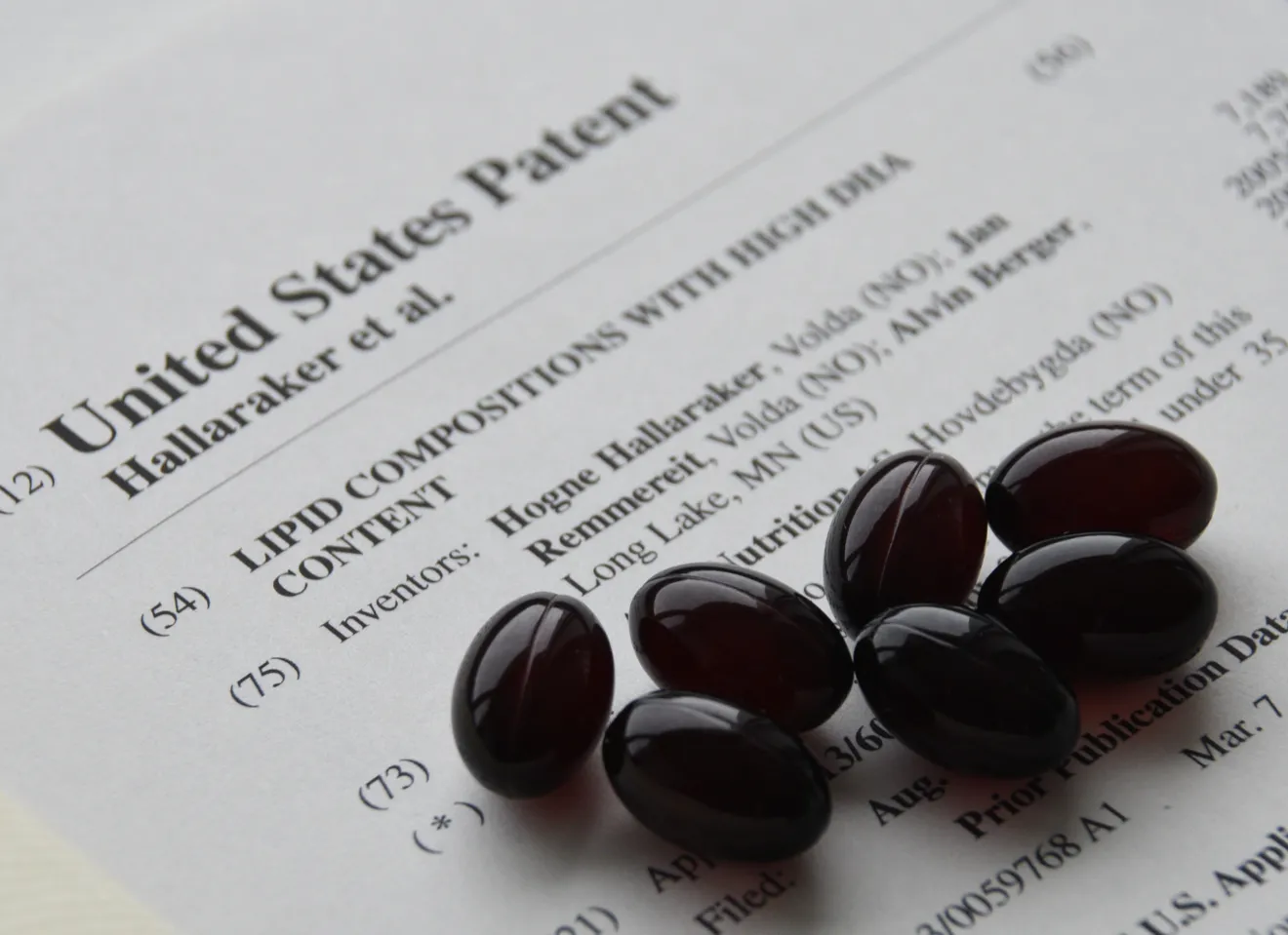 Sorte piller liggende på et dokument med tekst United States Patent