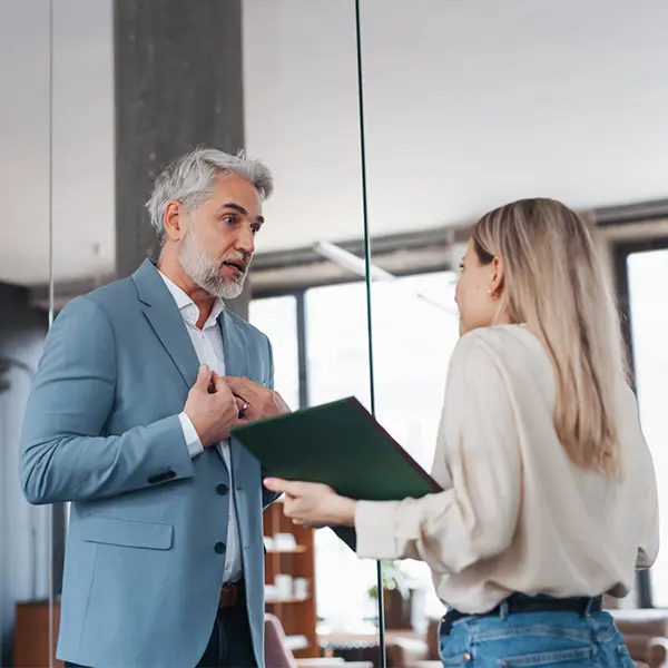 To personer i samtale