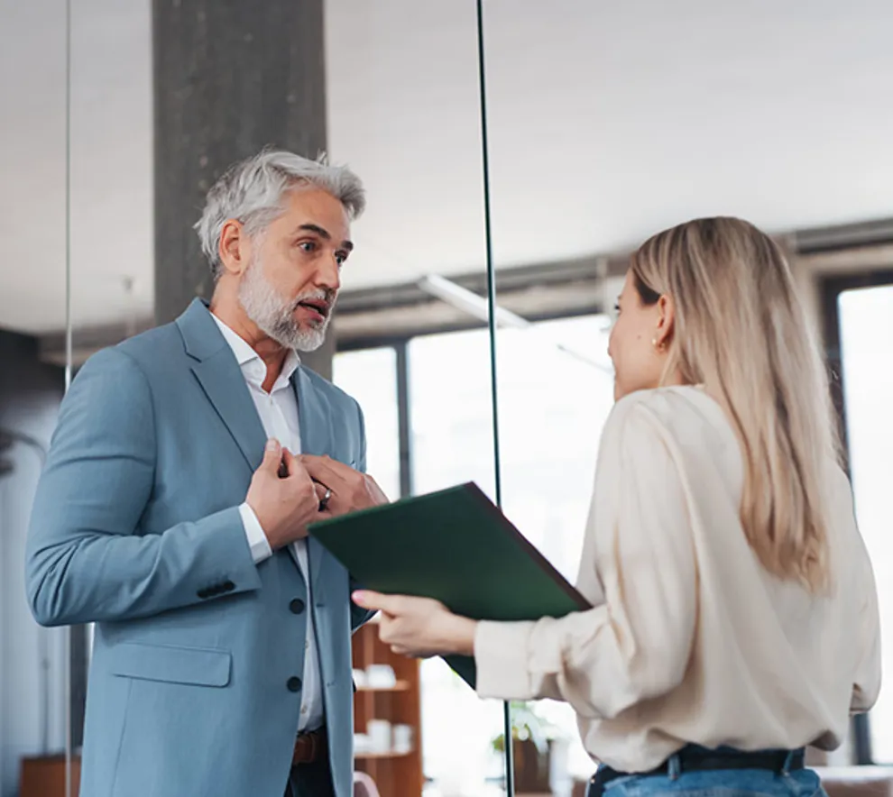 To personer i samtale