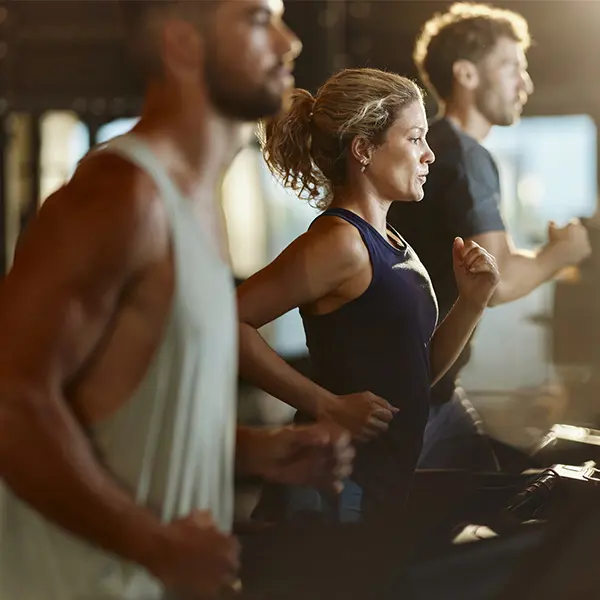 Tre personer som løper på mølle