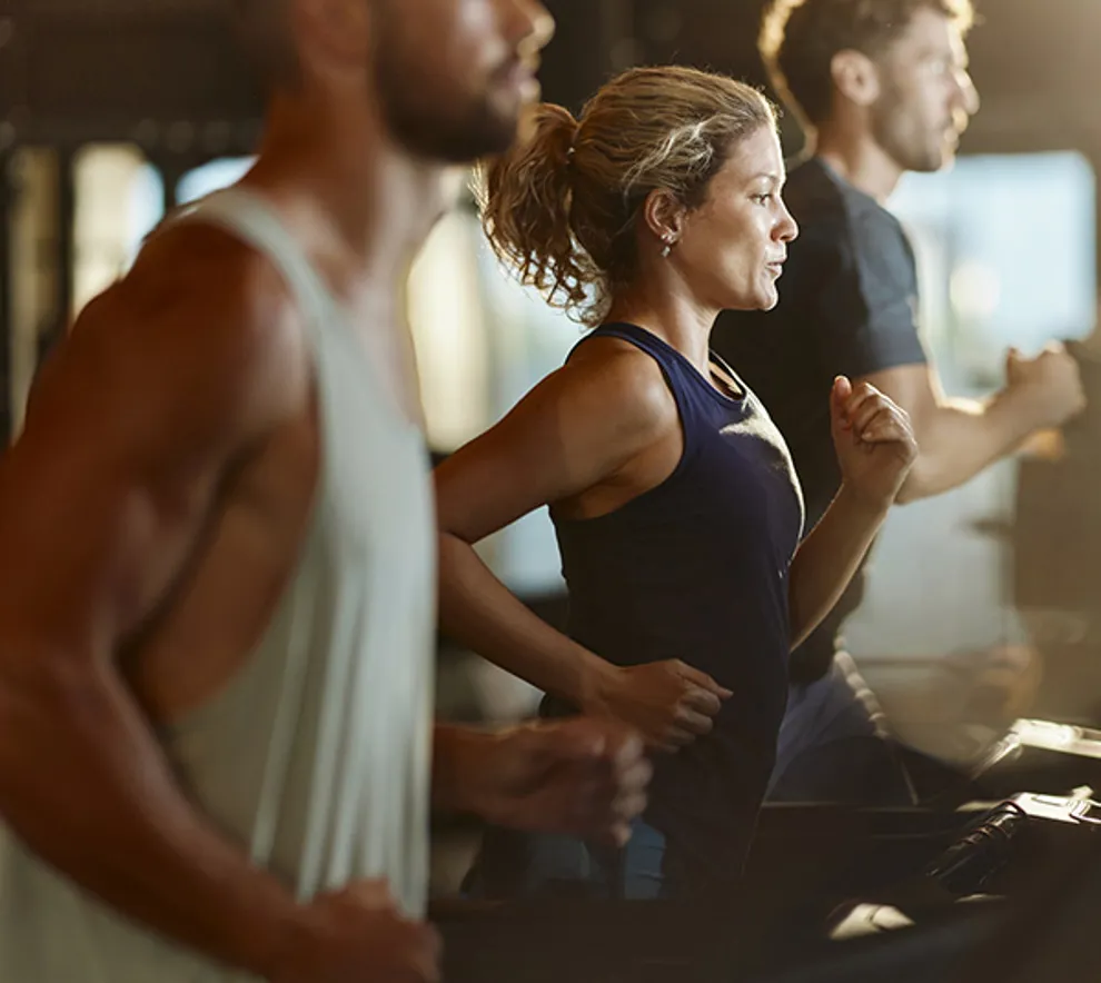 Tre personer som løper på mølle