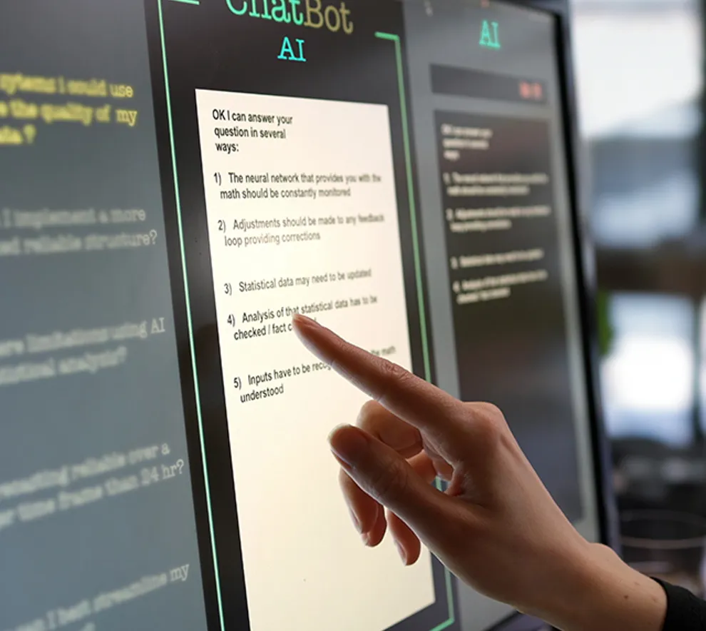 En hånd som peker på en skjerm