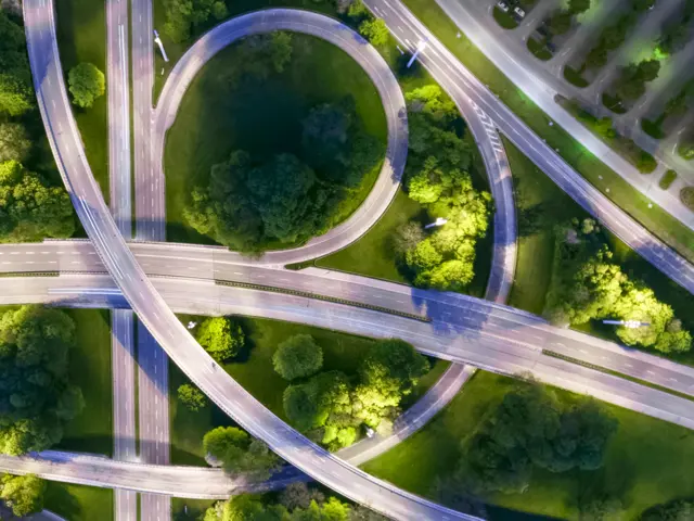 komplisert trafikkkryss med veier