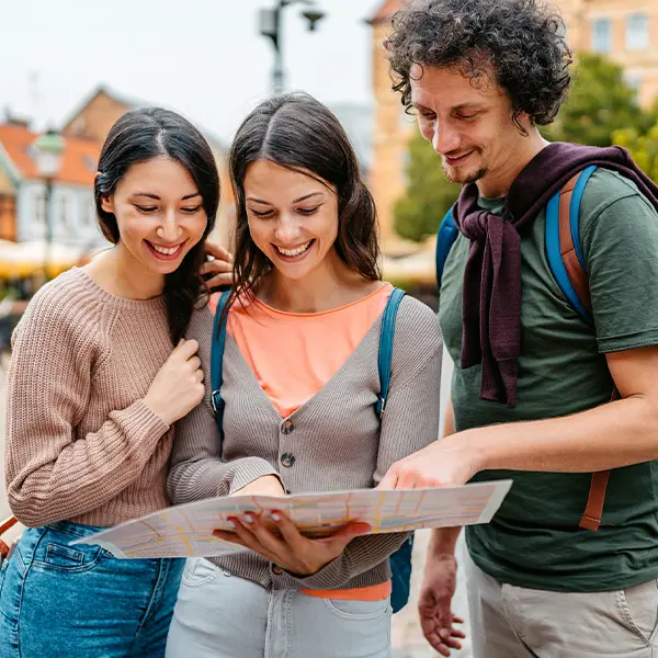 Tre venner som ser på kart
