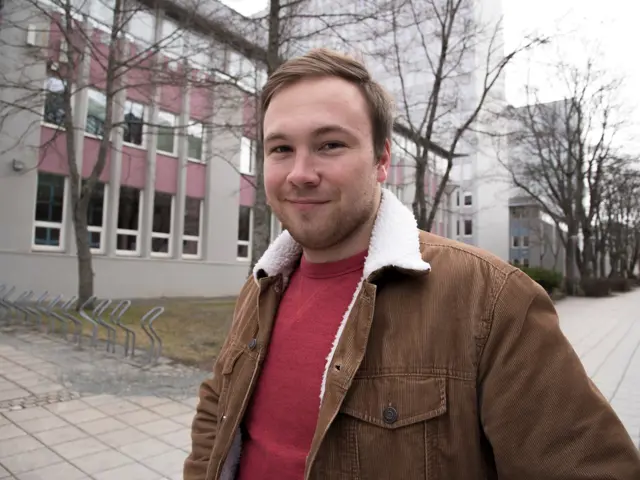 Nærbilde av Sigurd Harstad utenfor et bygg