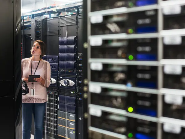 Kvinne som jobber i dataserverrom