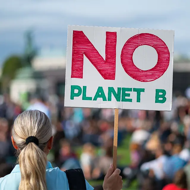 Person som protesterer mot klimaendringer