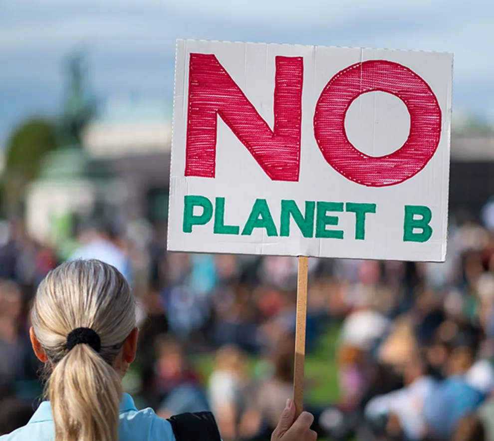 Person som protesterer mot klimaendringer