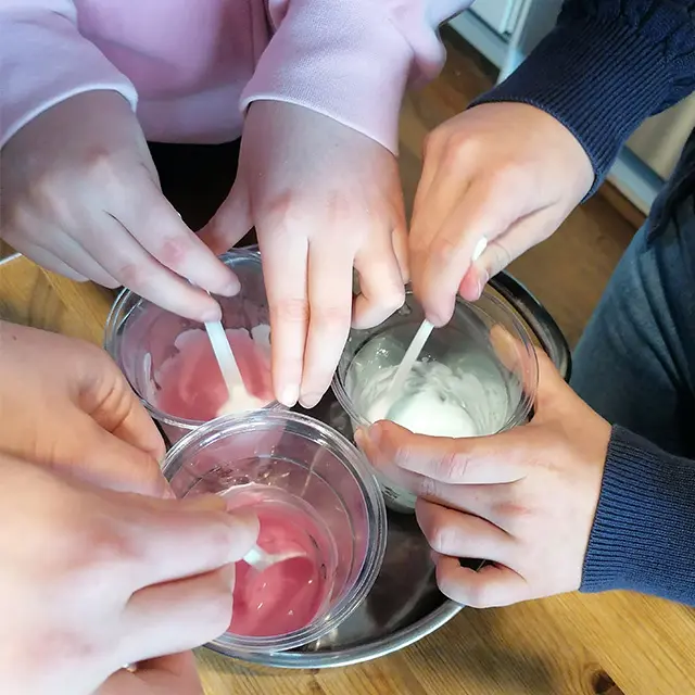 Barn som lager hudkrem