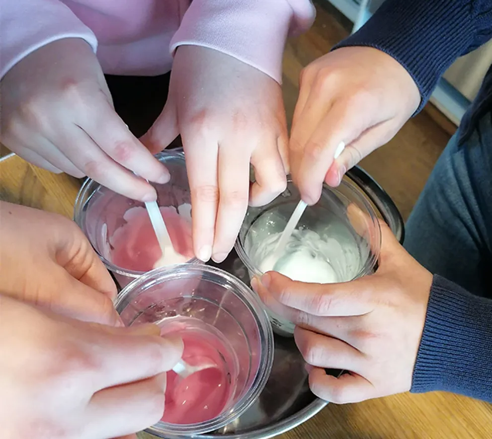 Barn som lager hudkrem