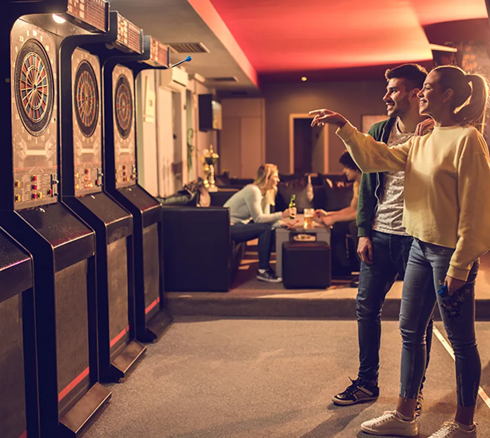 En jente og en gutt som spiller dart