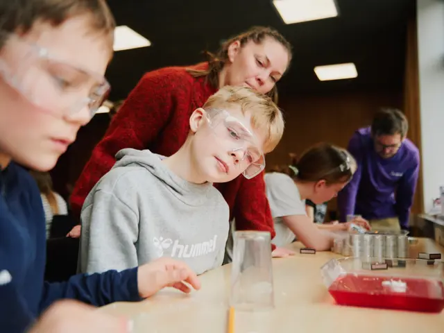 2 gutter gjør med flamme og trykkeksperiment