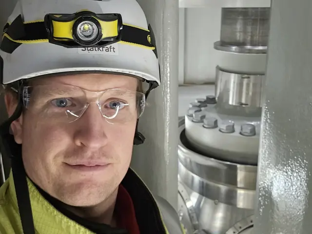 Mann med hjem ser inn i kamera