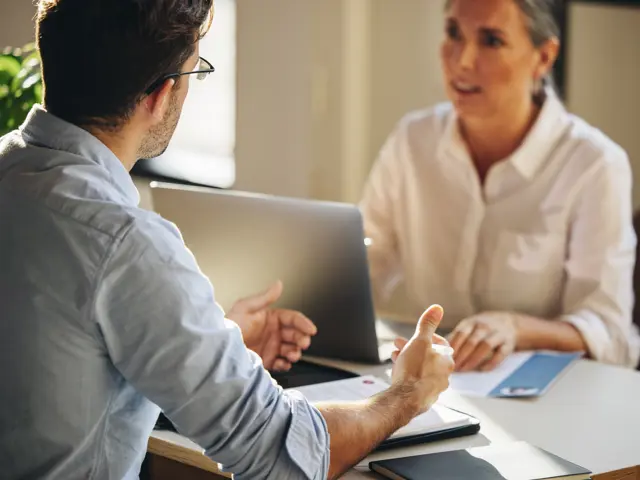 Mann intervjues av dame 