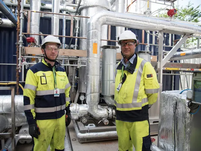 ørgen Thomassen og Marius Tednes i verneutstyr foran en fabrikk