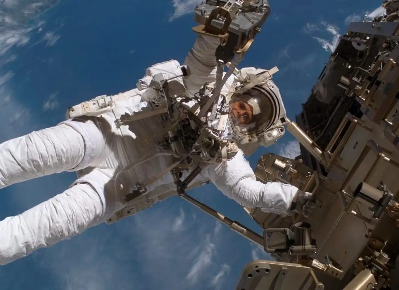 Astronaut i verdensrommet med jorden i bakgrunn