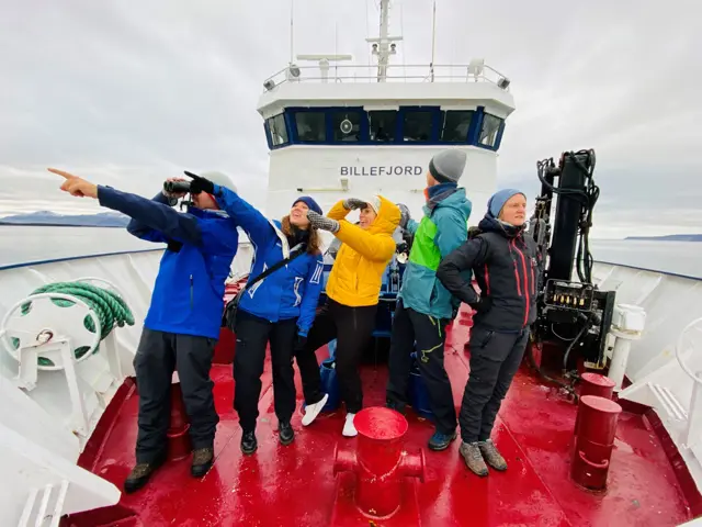 En gruppe unge mennesker på en båt