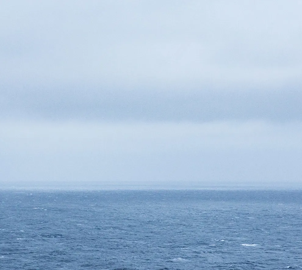 oljeplattform på sjø ute i horisonten 