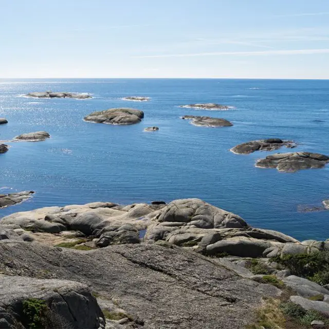 Bilde av svaberg og hav
