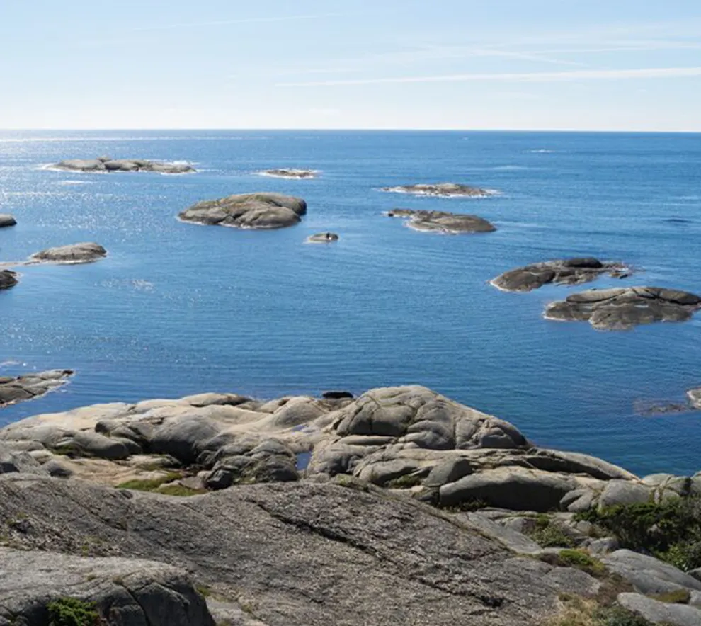 Bilde av svaberg og hav