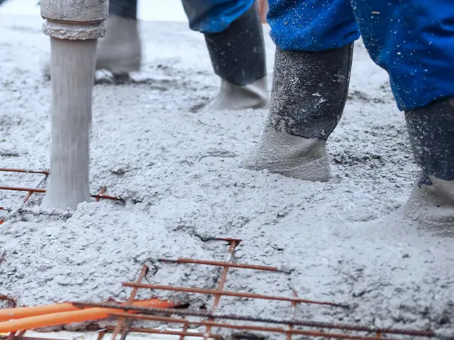 Betongarbeider jobber med sprøytebetong