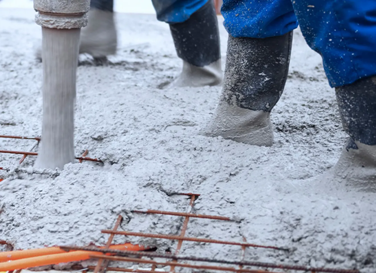 Betongarbeider jobber med sprøytebetong