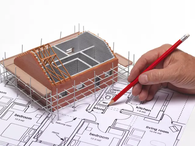 Person som skisserer en plantegning