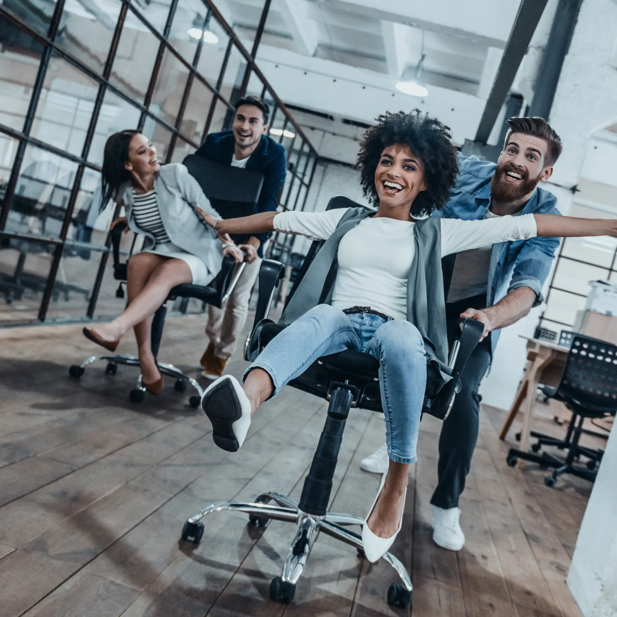 Fire unge ledere smiler