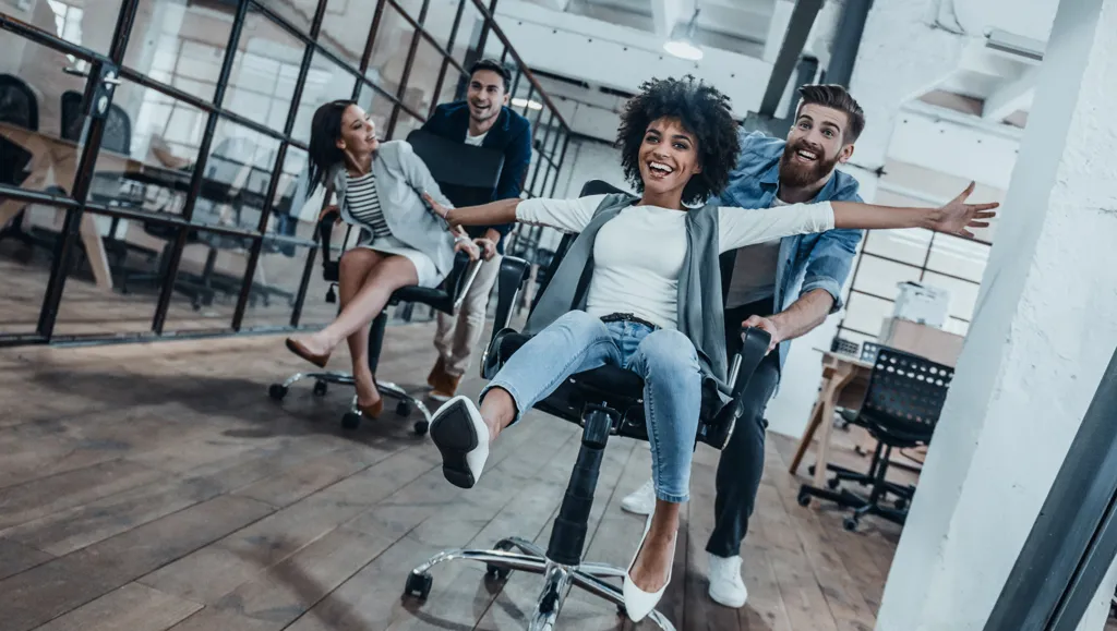 Fire unge ledere smiler