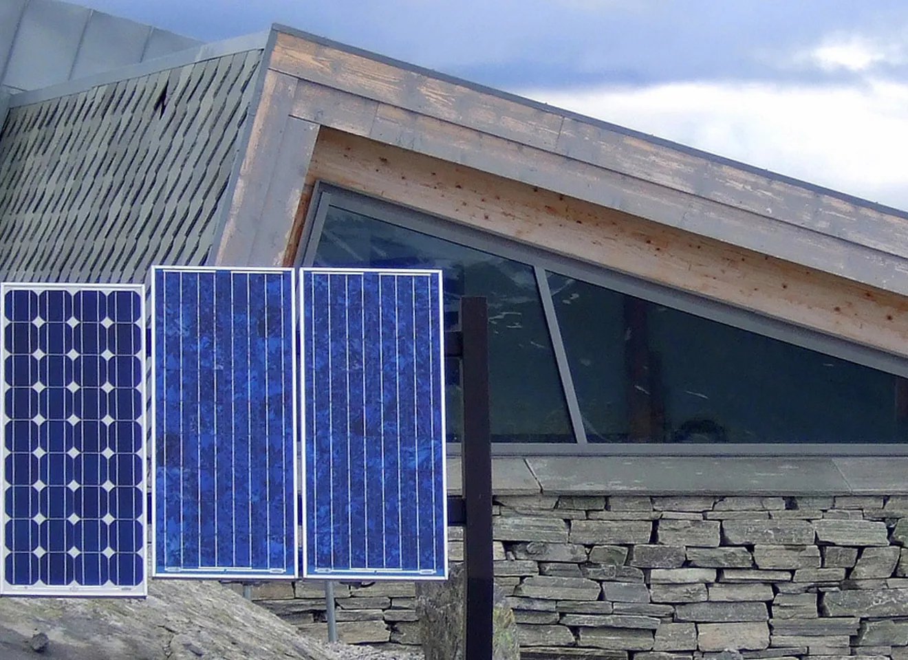 Modern hytte på fjellet med solcellepaneler