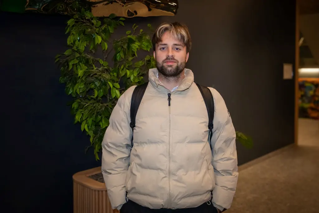 Ung mann i lys boblejakke nær