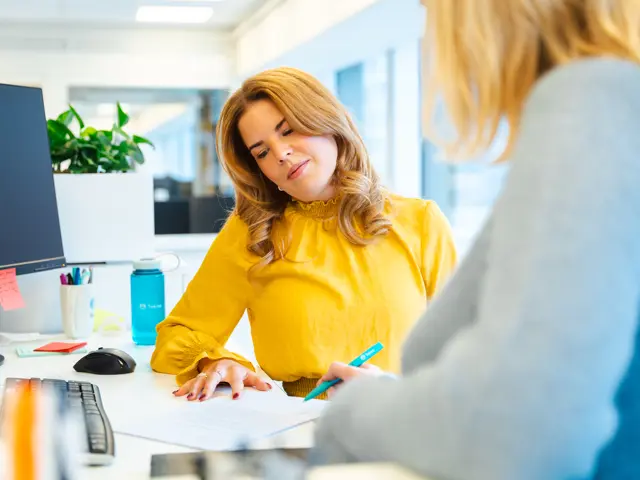 Ung kvinne i samtale med kollega