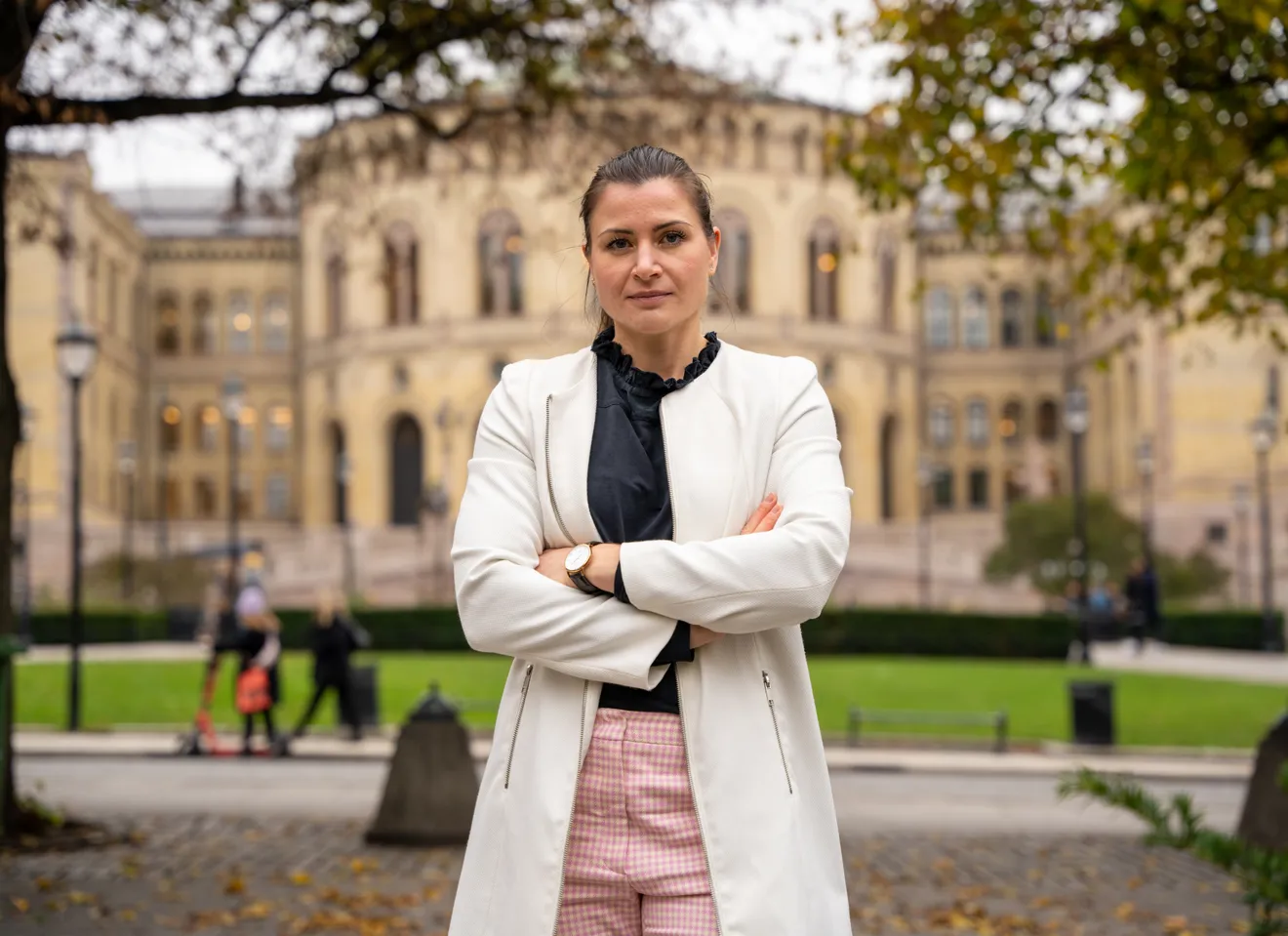 President Elisabet Haugsbø, armene i kors, alvorlig, hvit jakke, foran stortinget, høst